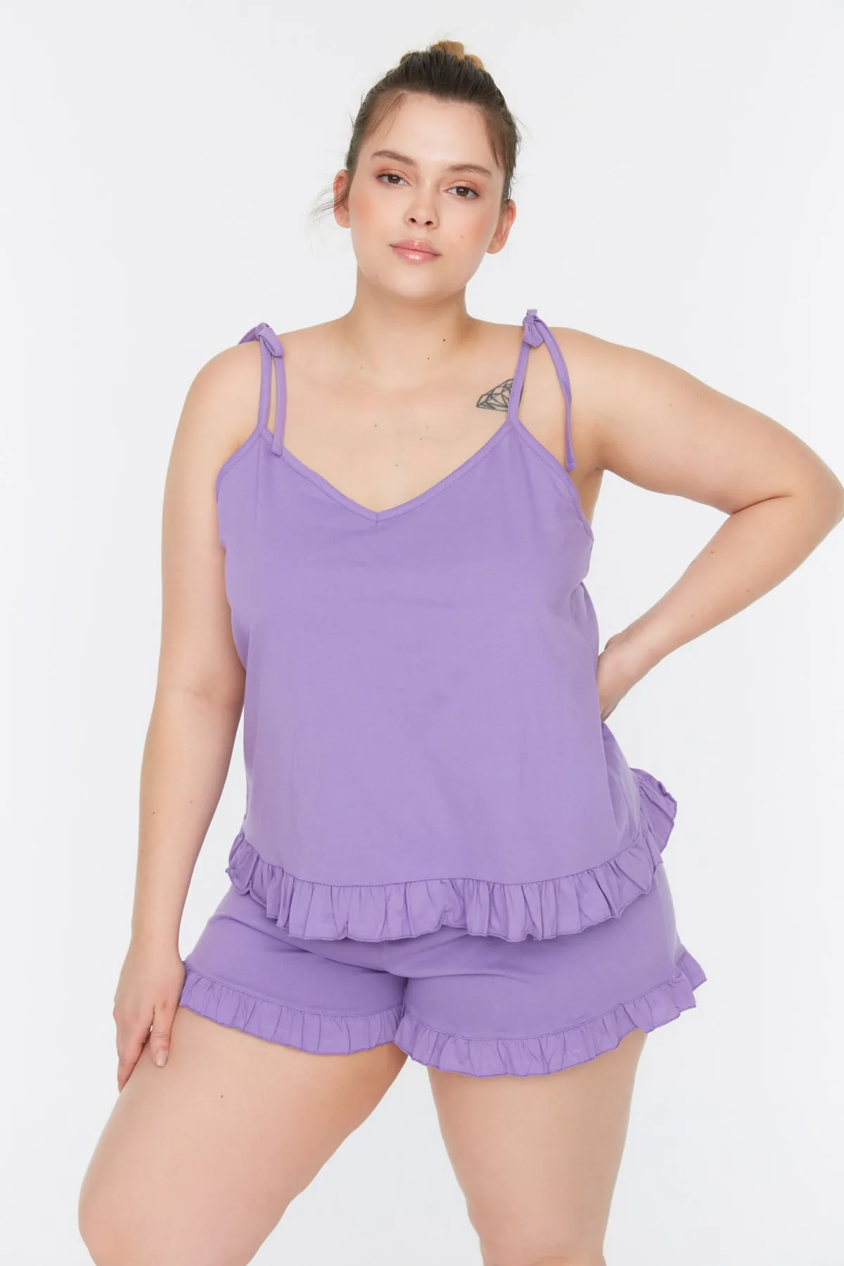 Trendyol Curve  Lila Pyjama-Set mit Riemchen und Rüschendetail TBBSS22PT0564