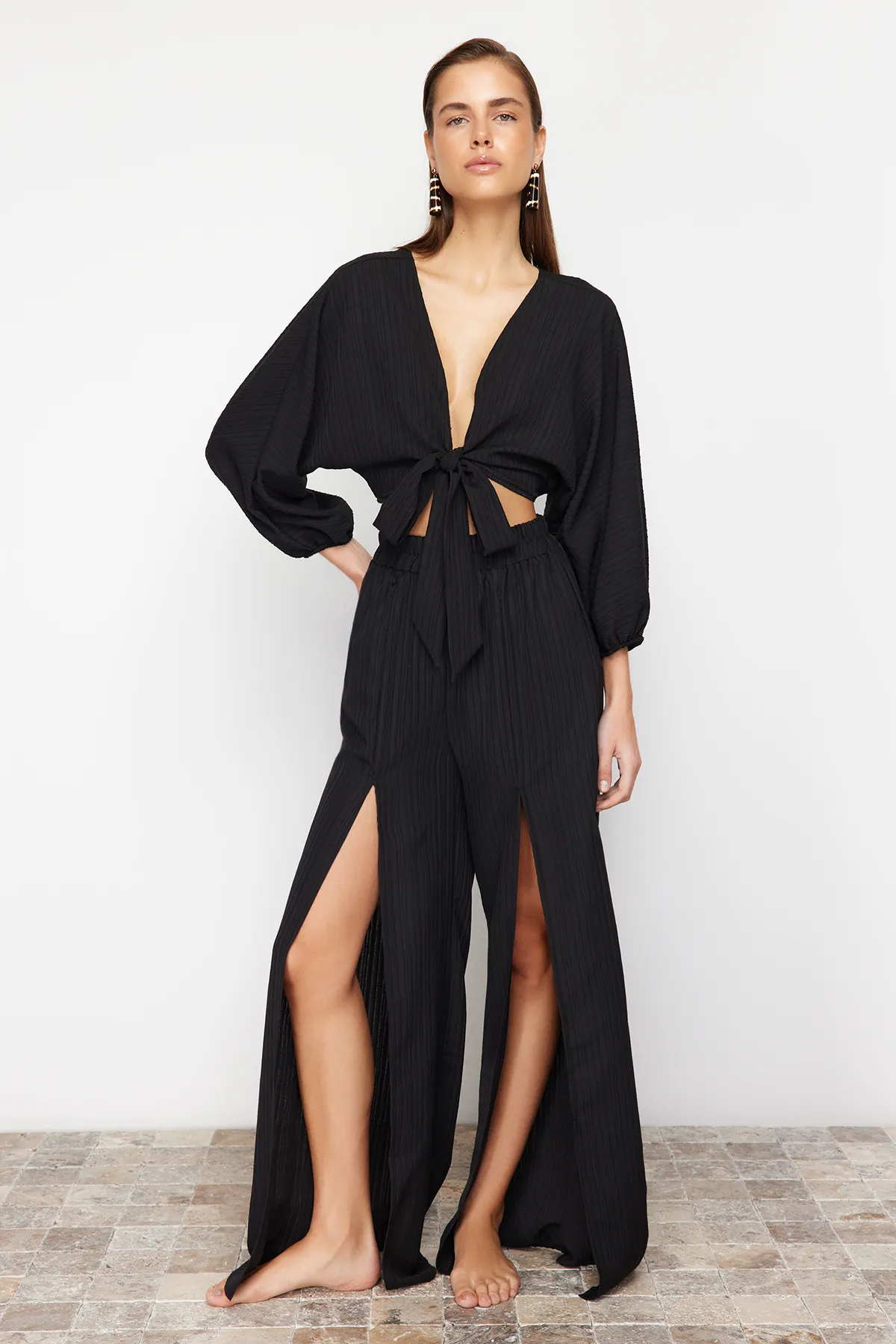 Trendyol Collection  Schwarzes gewebtes Blusen- und Hosenset mit Schlitz TBESS24AU00038