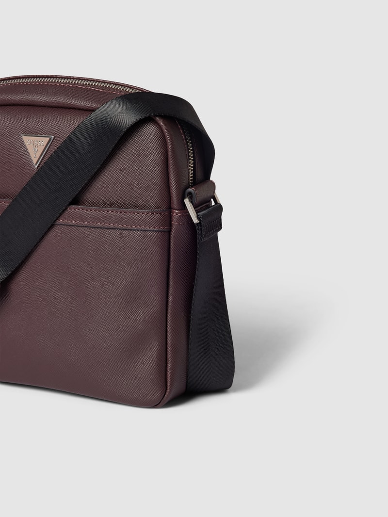 Umhängetasche mit Label-Applikation in aubergine