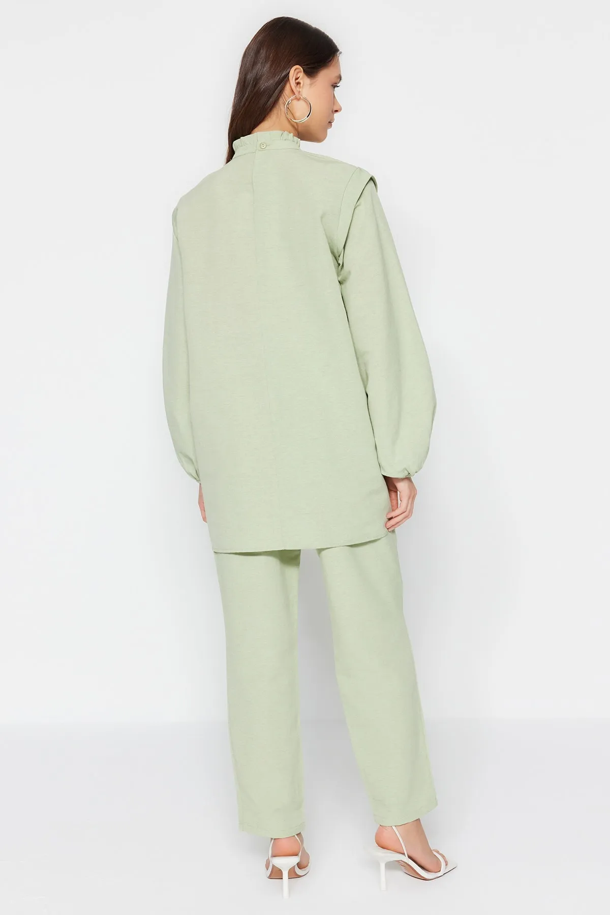 Trendyol Modest  Olivgrünes Tunika-Hosen-Set mit Gipe-Details in Leinenoptik TCTSS23US00075