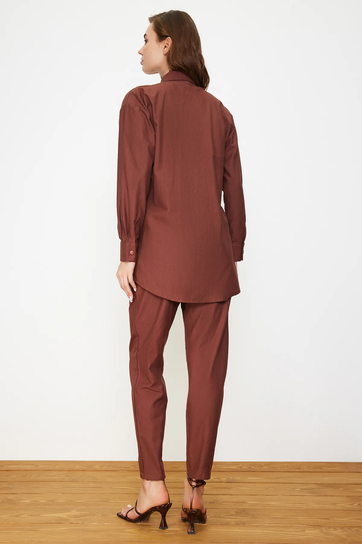 Trendyol Modest  Dunkelbrauner, gewebter Anzug aus Hemd und Hose mit Taschen und Druckknöpfen TCTAW22US0013