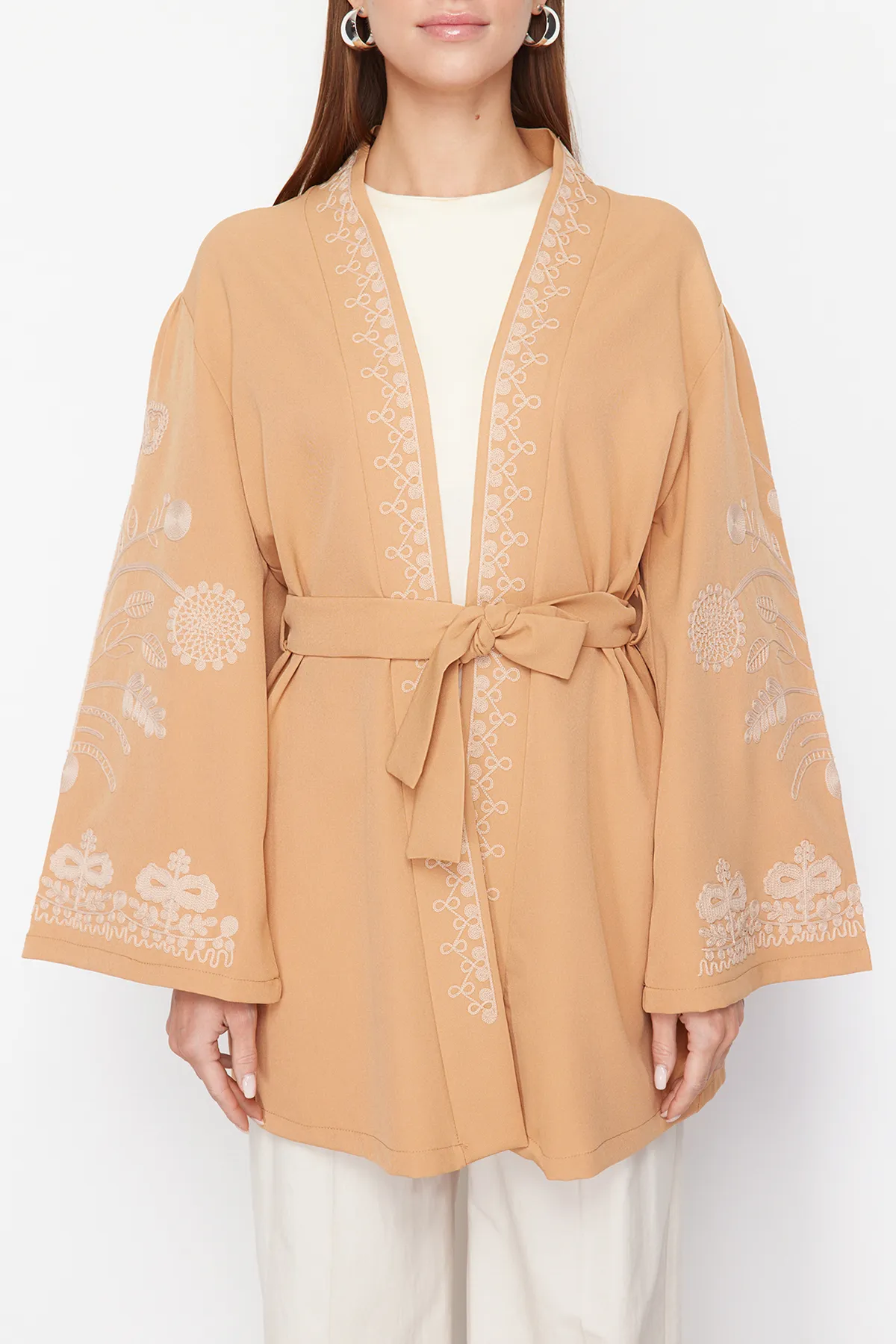 Trendyol Modest  Kamelfarbene, gewebte Tasse mit Stickerei & Ferace & Kimono TCTSS24KF00018