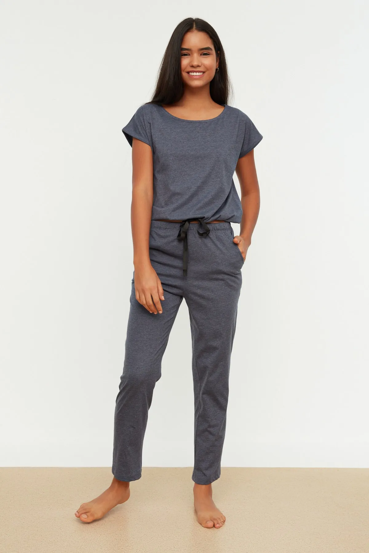 Trendyol Collection  Marineblaues Strick-Pyjama-Set mit Krawatte, T-Shirt und Hose aus Baumwolle THMSS20PT0068