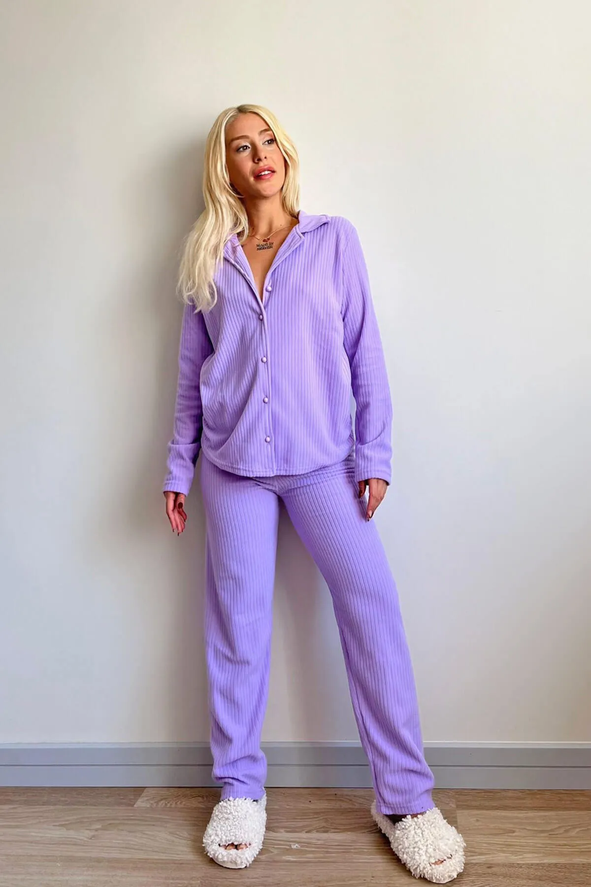 Pijamaevi  Lilafarbenes, einfarbiges Pyjama-Set aus Plüsch-Fleece mit Knöpfen vorne