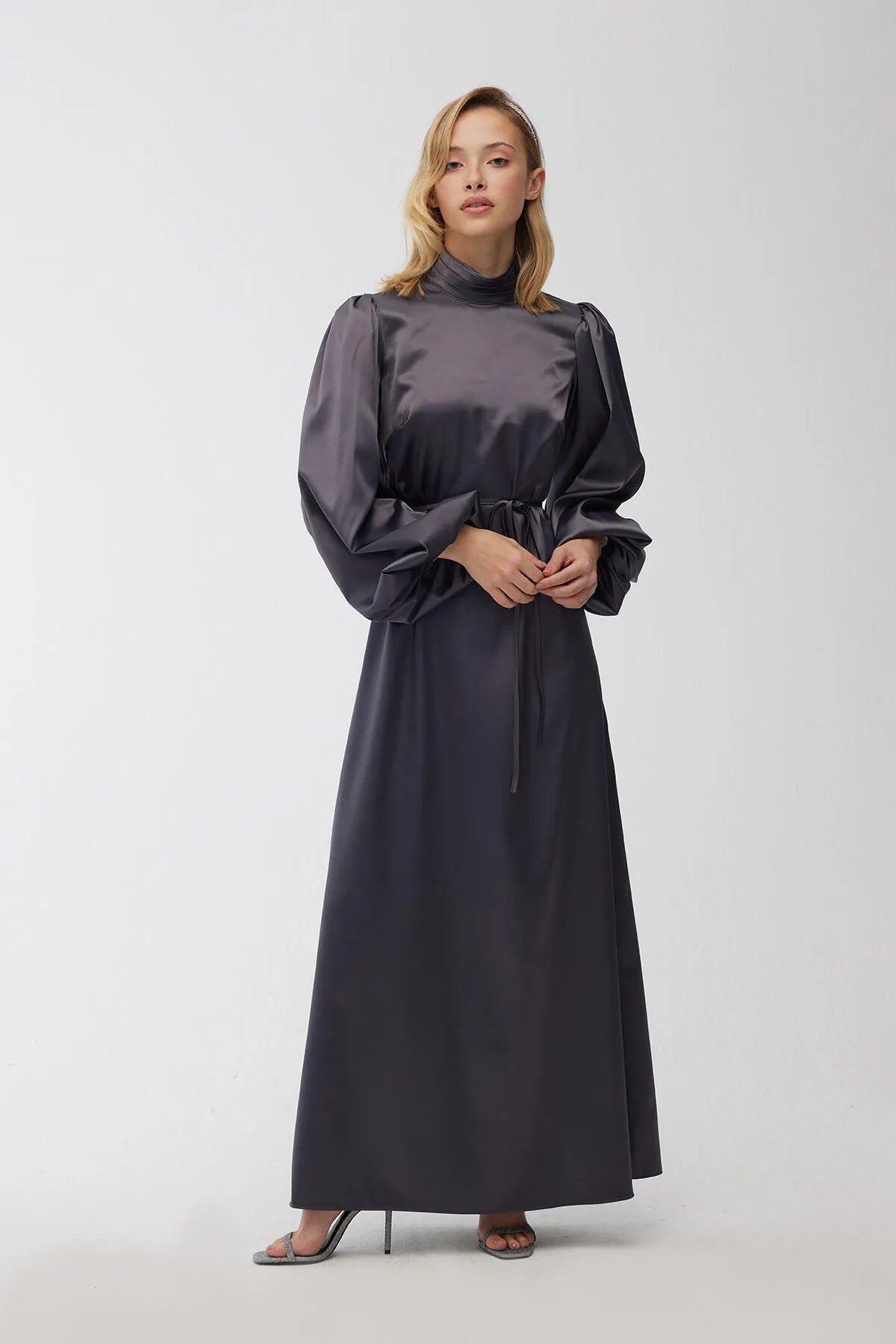 Manuka  Abendkleid aus Satin mit Ballonärmeln, Anthrazit