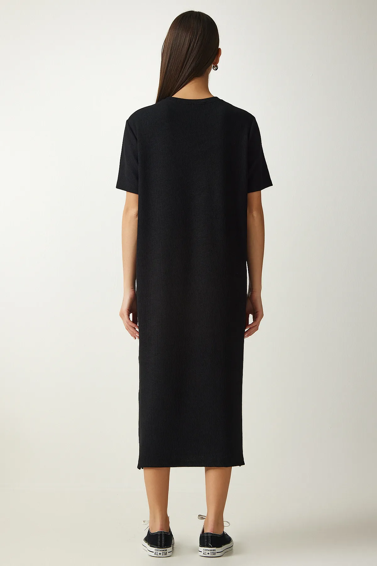 Happiness İstanbul  Schwarzes geripptes Strickkleid für Damen mit Rundhalsausschnitt DZ00111