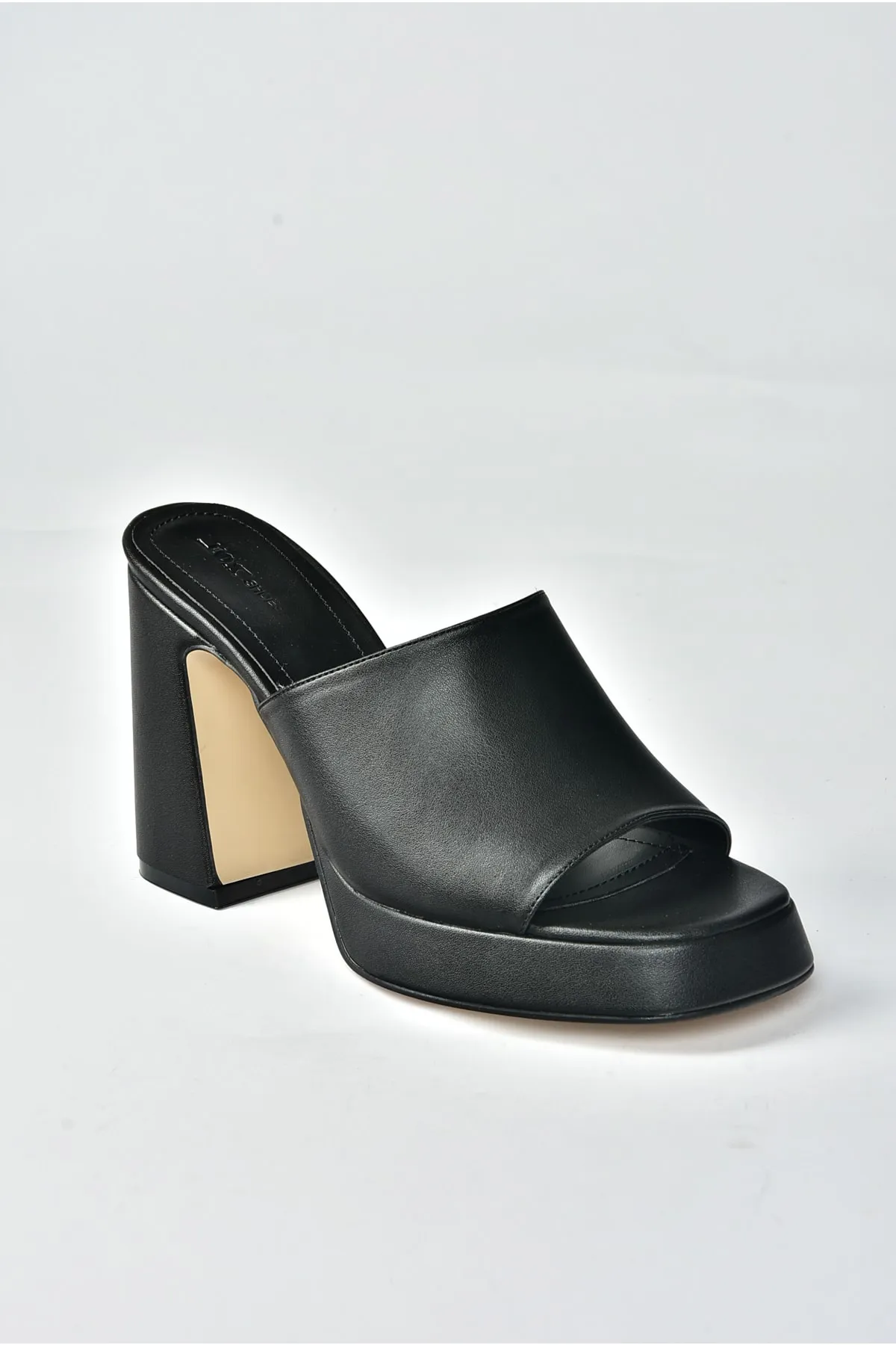 Fox Shoes  Schwarze Damenhausschuhe mit dicken Absätzen M404100409
