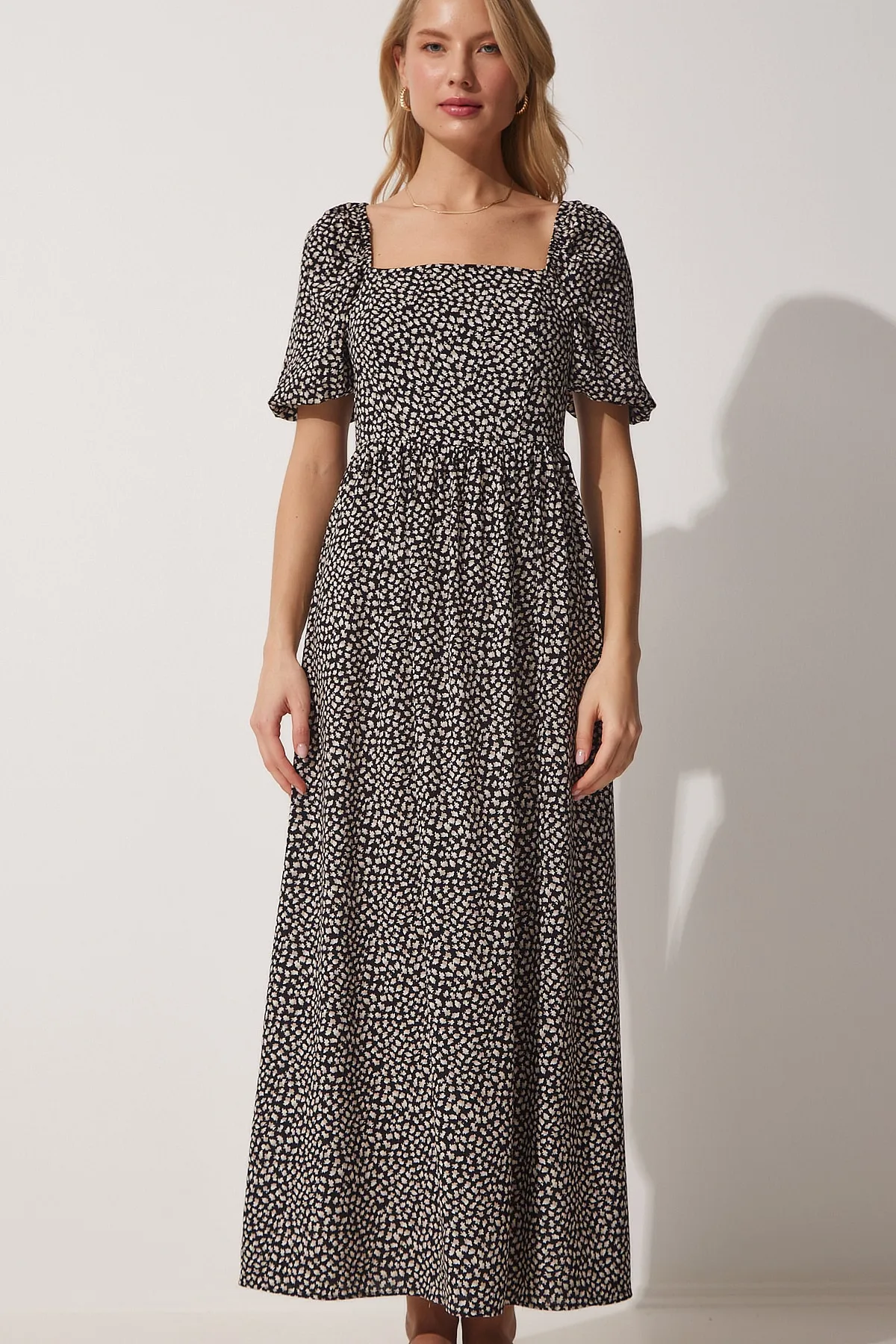 Happiness İstanbul  Schwarzes Damen-Sommerkleid mit Carmenkragen und Blumenmuster DK00151