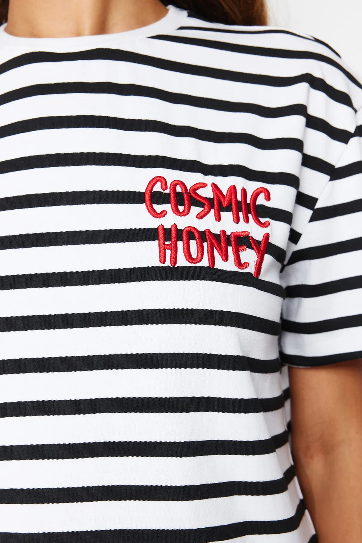 Trendyol Collection  Rot gestreiftes Slogan-Stickerei-Detailliertes, entspanntes/bequemes gestricktes T-Shirt TWOSS24TS00053