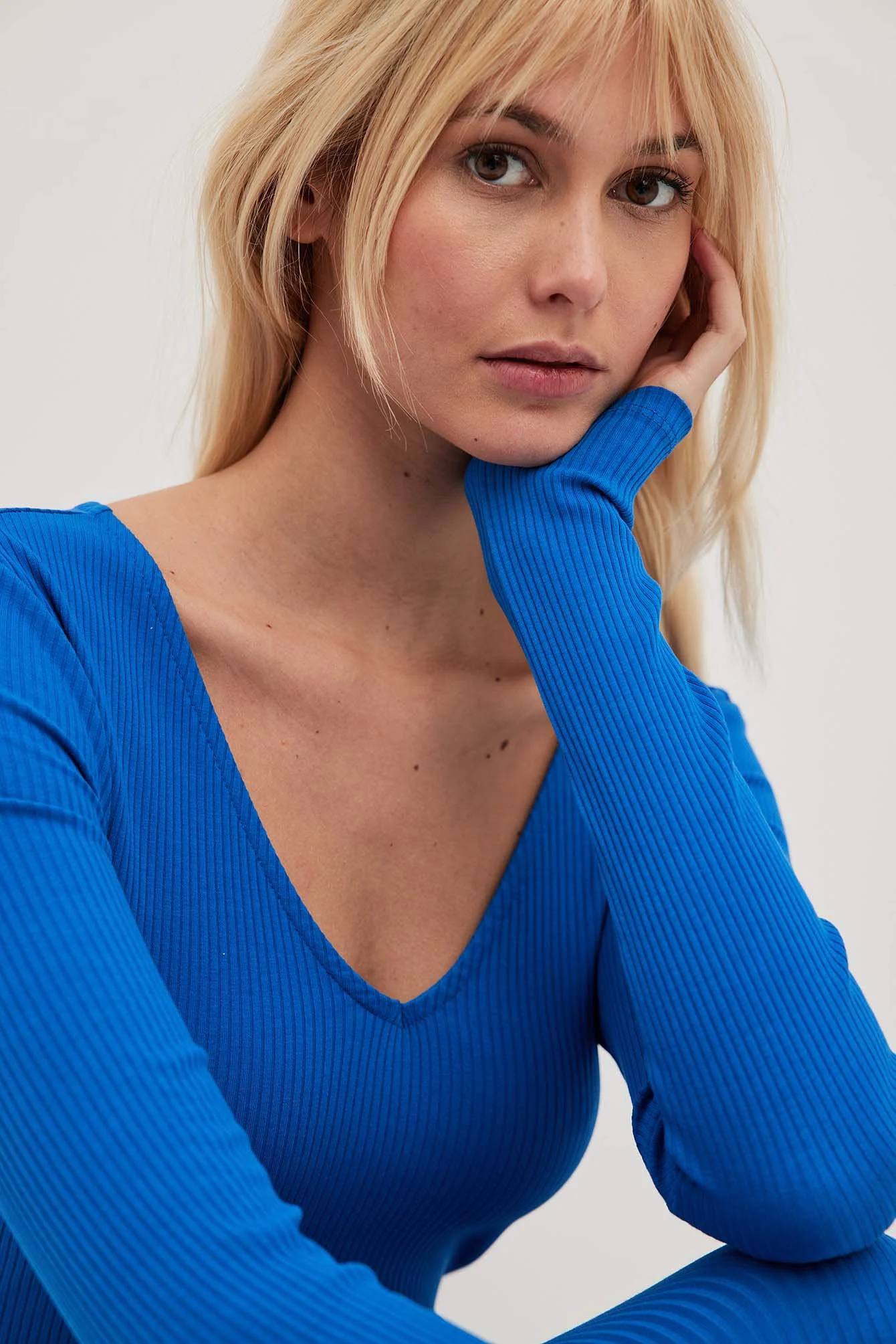 Geripptes Midikleid mit V-Ausschnitt