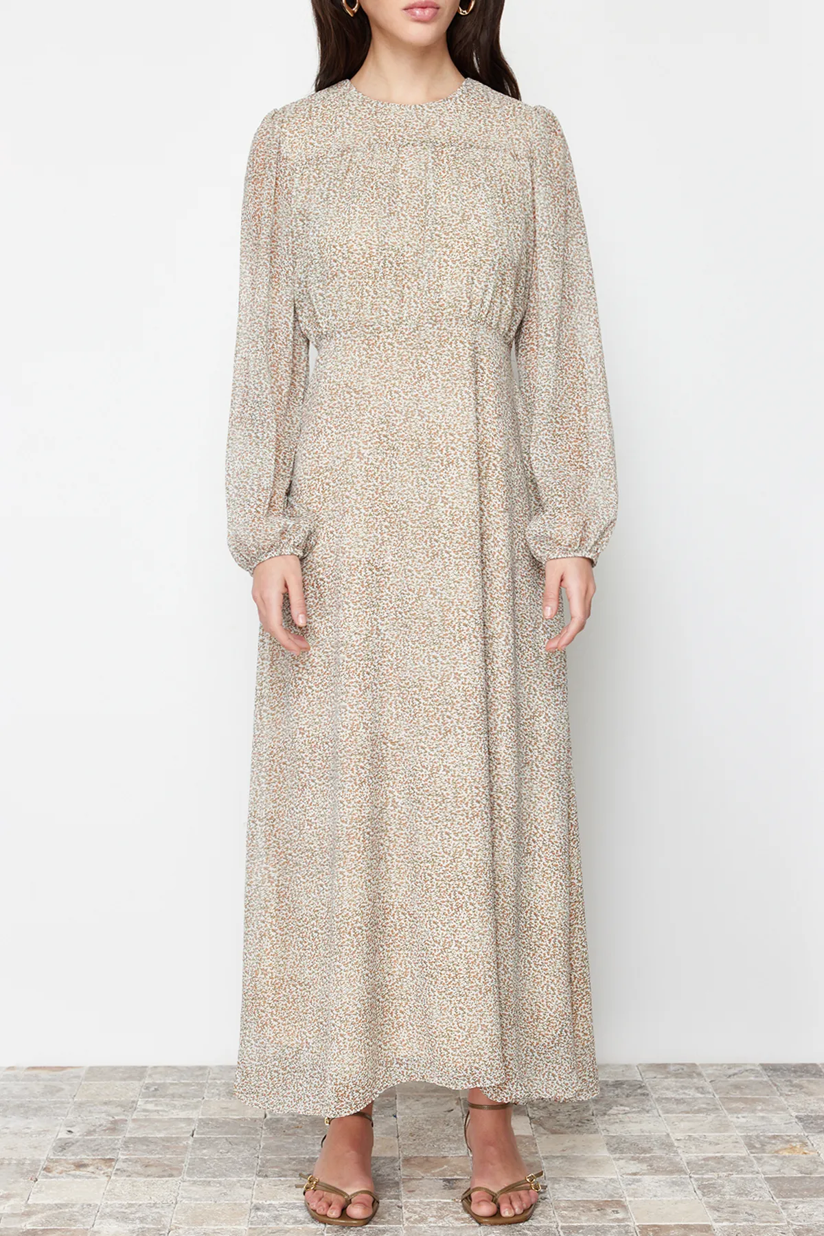 Trendyol Modest  Braunes gefüttertes gewebtes Kleid mit Blumenmuster und Gürtel TCTSS24EB00081