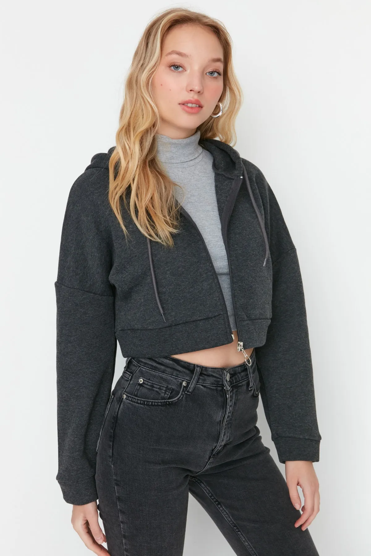 Trendyol Collection  Anthrazitfarbenes Strick-Sweatshirt mit Reißverschluss und Kapuze aus dickem Fleece innen TWOAW23SW00028