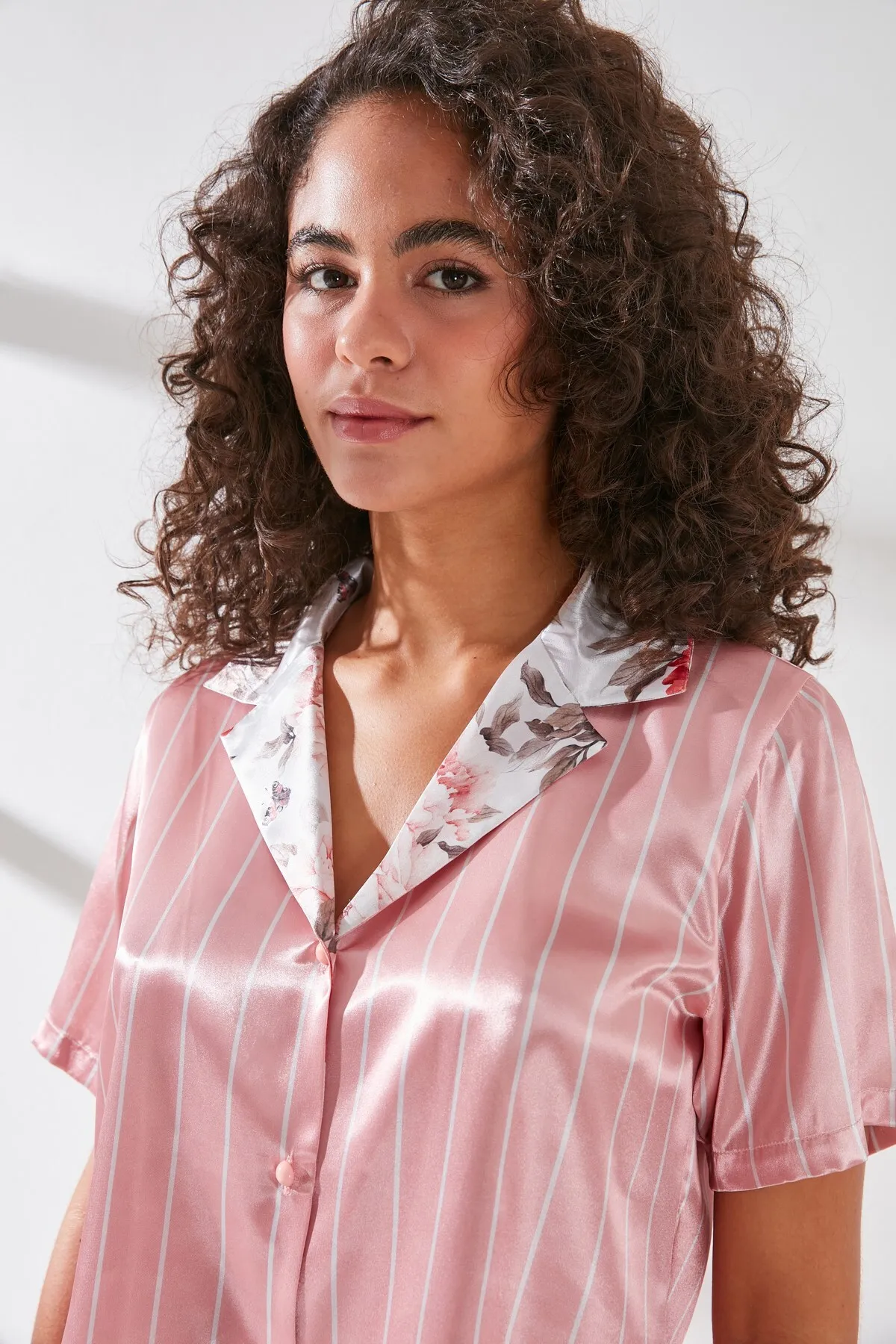 C&City  Damen-Pyjama-Set mit kurzem Hemd und Hose aus Satin 9066 Rosa/Ecru