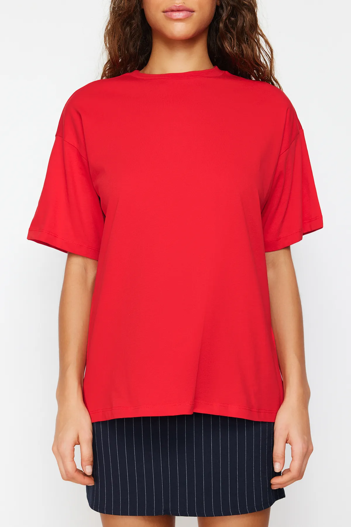 Trendyol Collection  Rotes, übergroßes/weites Strick-T-Shirt mit Rundhalsausschnitt aus 100 % Baumwolle TWOSS20TS0134