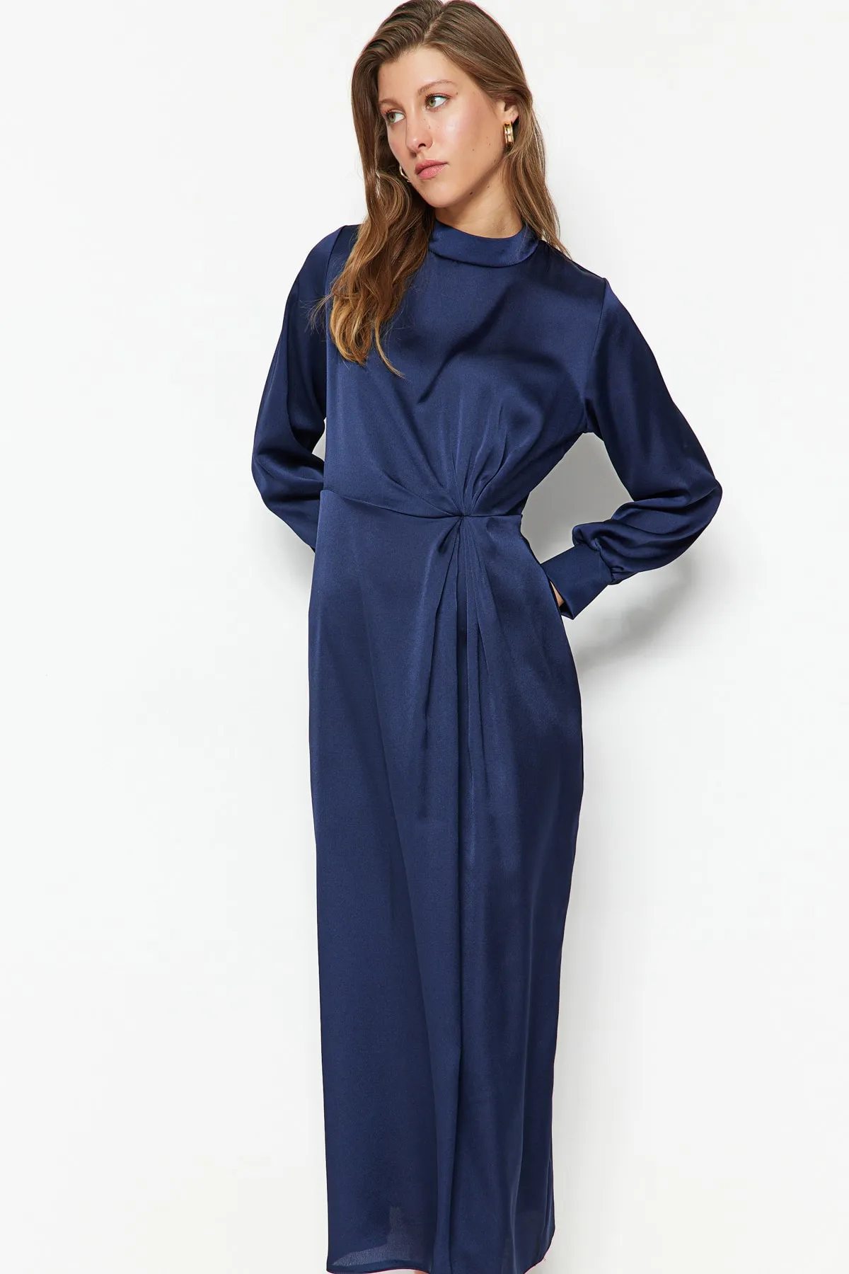 Trendyol Modest  Marineblaues Abendkleid aus Satin mit geraffter Taille TCTSS23DB00043