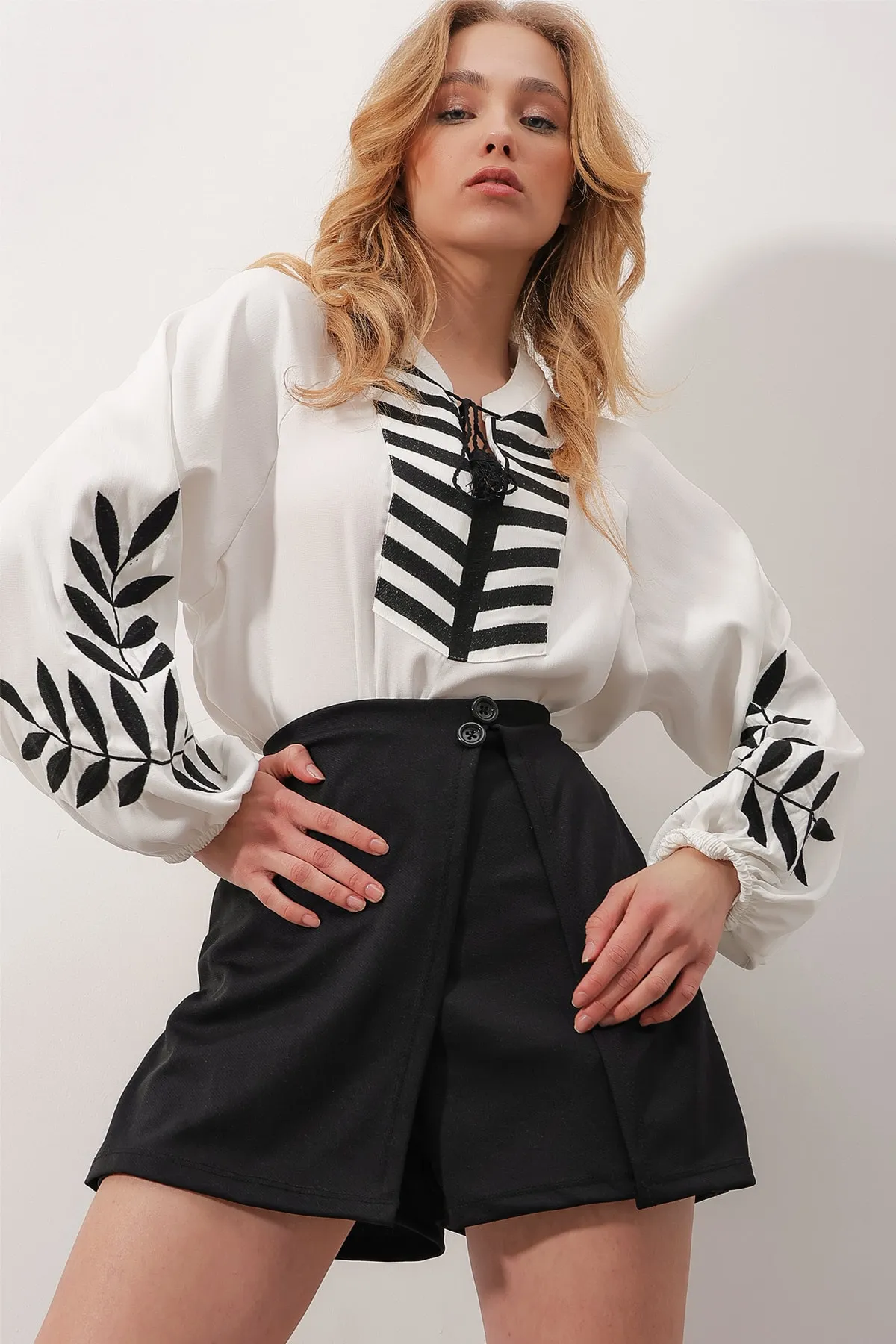 Trend Alaçatı Stili  Weiße Damen-Übergangsbluse mit V-Ausschnitt vorne und Bindeärmeln, bestickt, Kontrastfarbe ALC-X9799