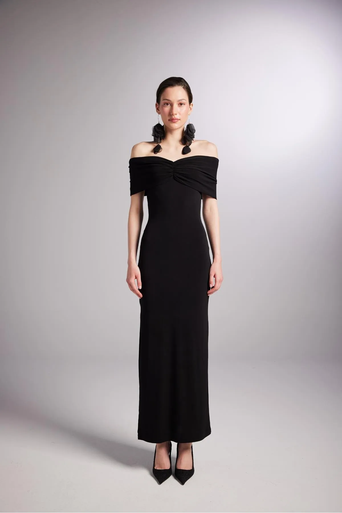 HOLLY LOLLY  Langes lilafarbenes Kleid mit Madonna-Kragen und Schlitz in Schwarz