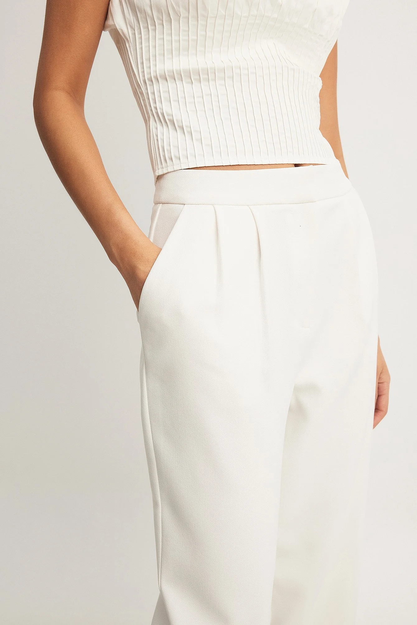 Recycelte plissierte Anzughose mit hoher Taille