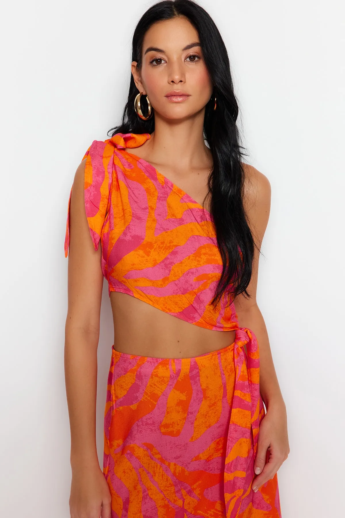 Trendyol Collection  Abstrakt gemustertes, gewebtes Maxi-Strandkleid mit Ausschnitt/Fenster und einer Schulter TBESS23EL00271