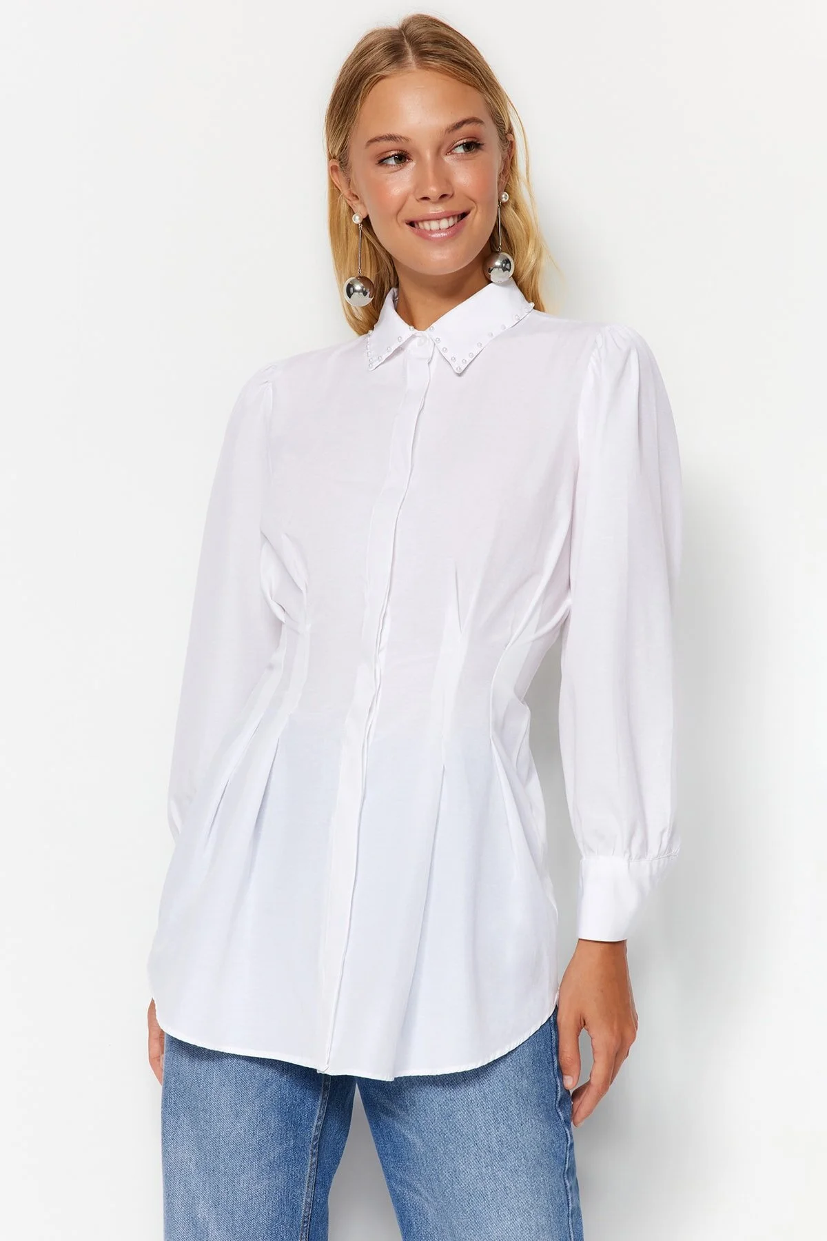 Trendyol Modest  Weißes, tailliertes, gewebtes Hemd mit Perlendetail TCTAW24TG00027