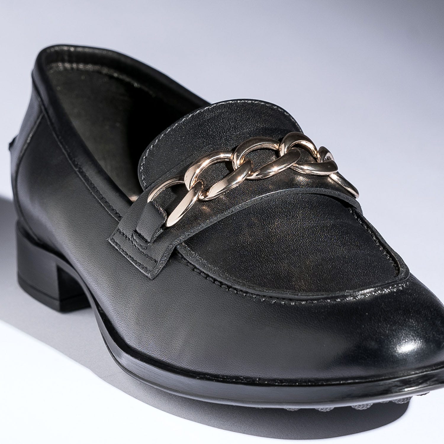 Mocassin noir en cuir à chaîne