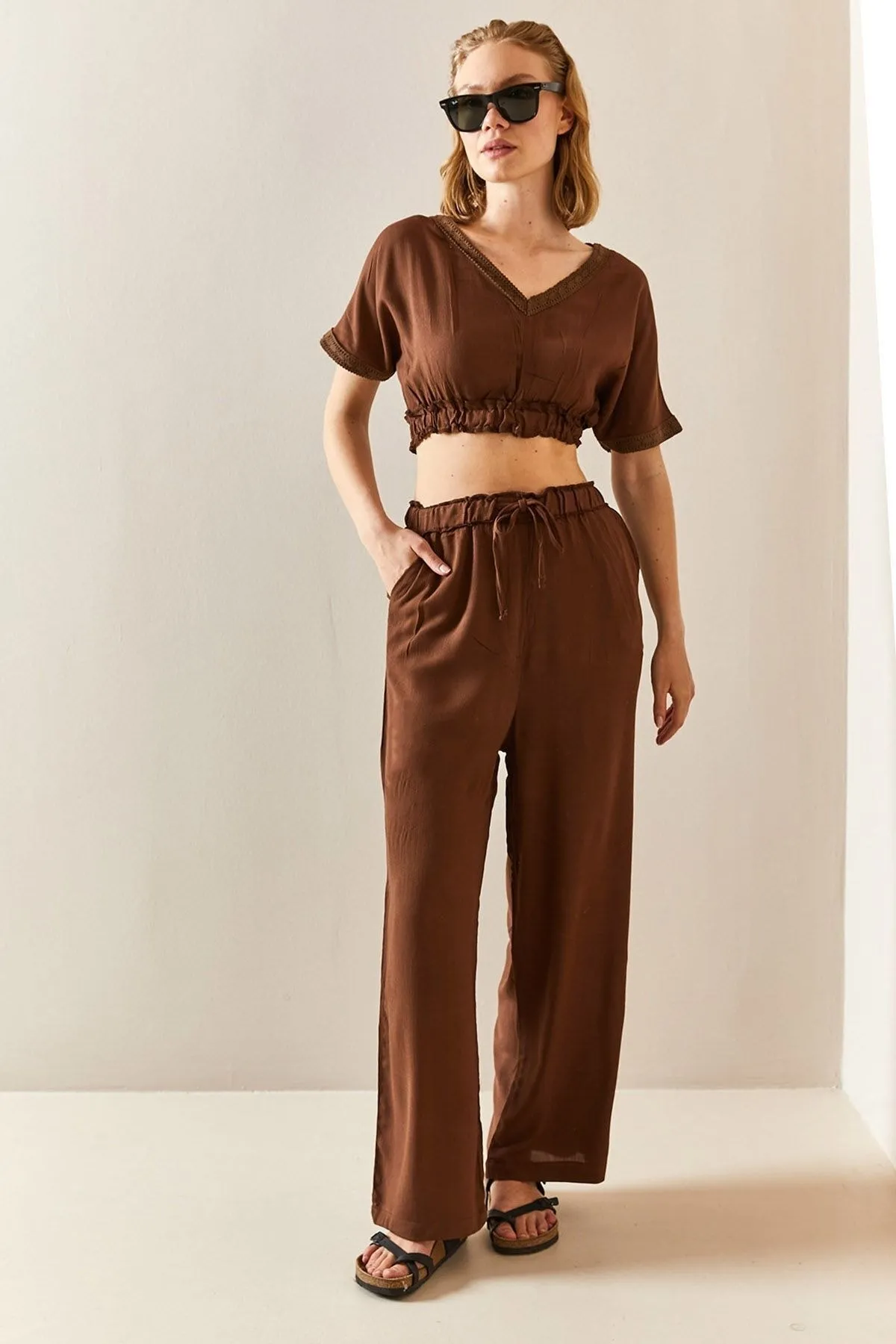 XHAN  Brauner, strukturierter Crop-Anzug mit V-Ausschnitt 3YXK8-47341-18