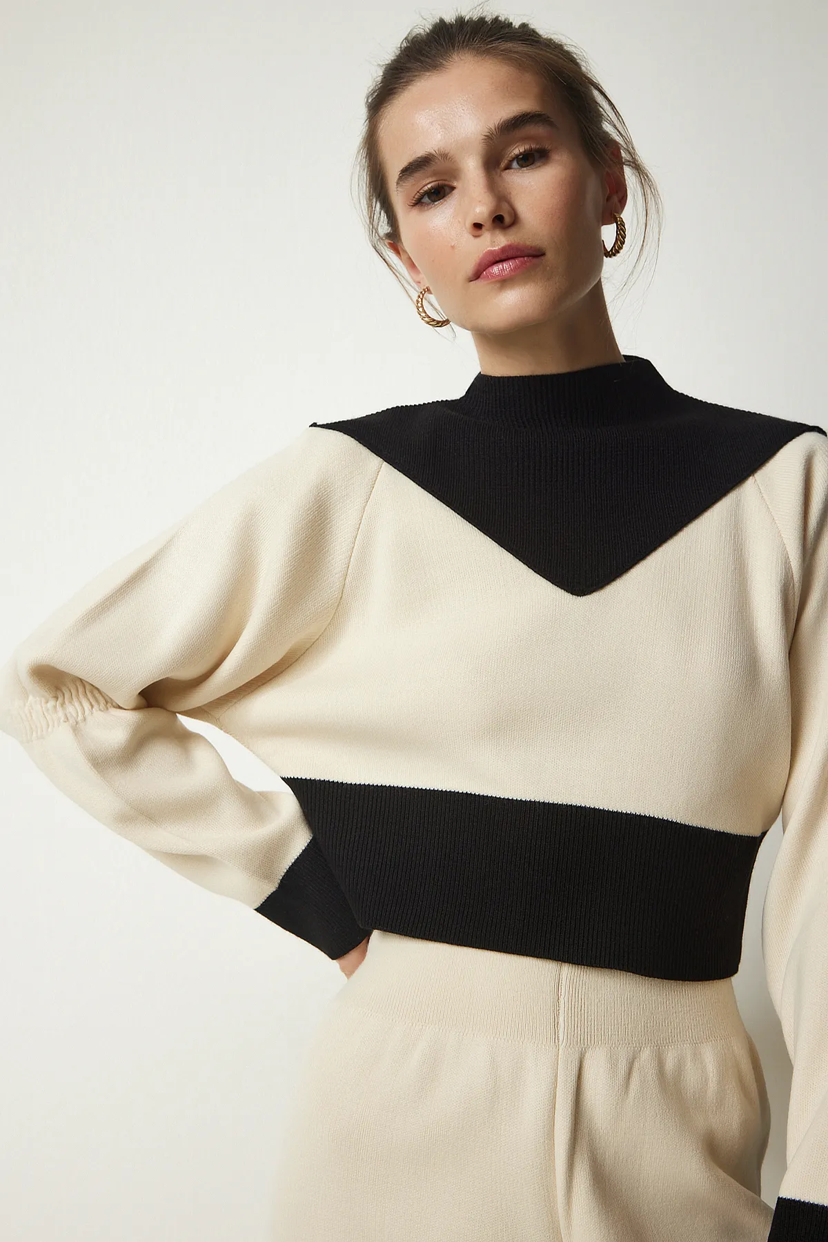 Happiness İstanbul  Cremefarbener Pullover in Blockfarben für Damen, stilvoller Strickanzug, CI00089