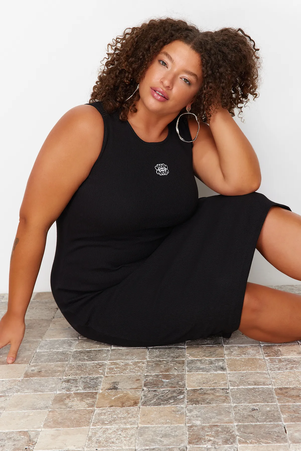 Trendyol Curve  Schwarzes, detailliertes Midi-Strickkleid mit Stickerei TBSSS24AH00126
