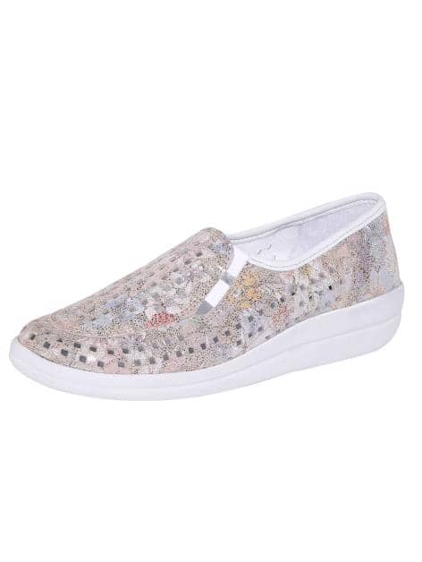 Slipper mit sommerlich luftigen Durchbrüchen