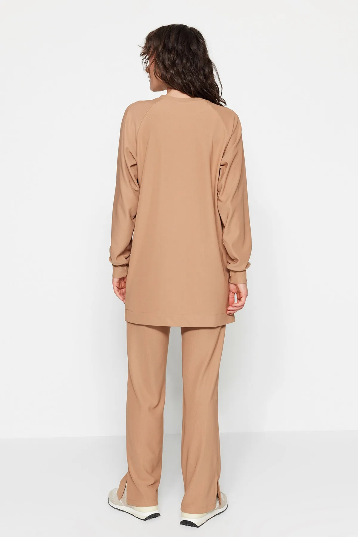 Trendyol Modest  Kamelfarbenes Strickset aus Tunika und Hose mit Rundhalsausschnitt TCTSS23US00063