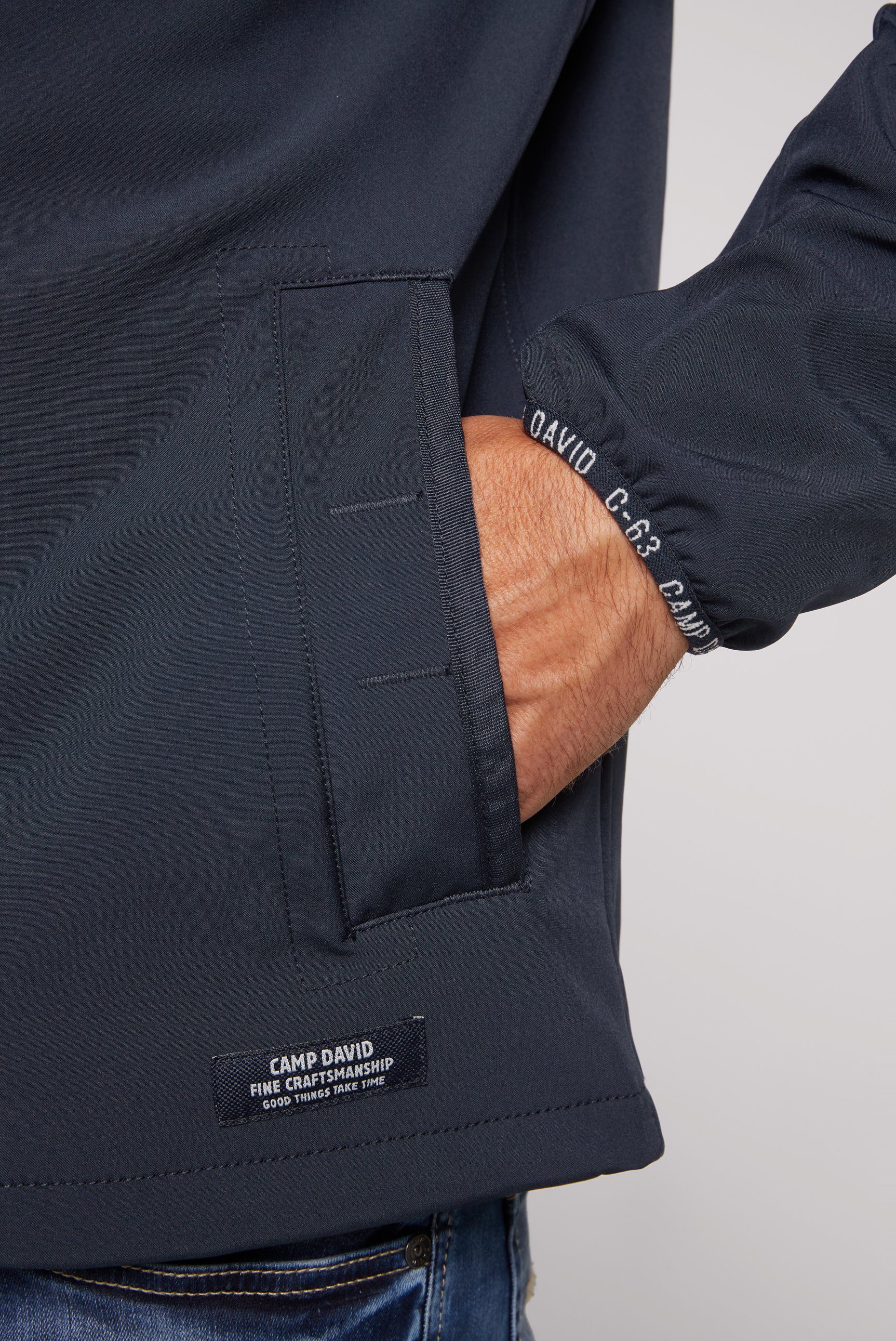 CAMP DAVID Softshelljacke mit Logo-Applikationen vorne und hinten