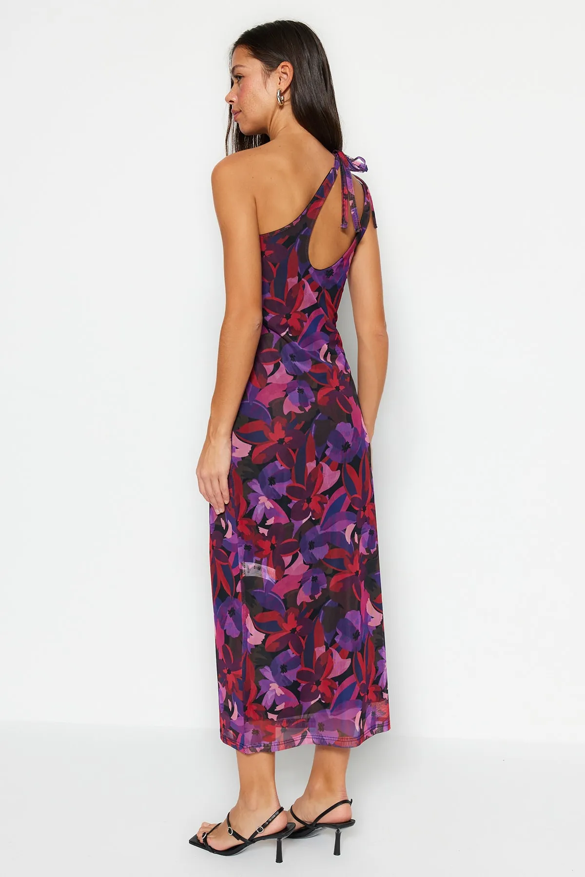 Trendyol Collection  Mehrfarbiges, tailliertes, flexibles, gestricktes Maxi-Bleistiftkleid mit asymmetrischem Kragen, Tüllfutter TWOSS23EL02315