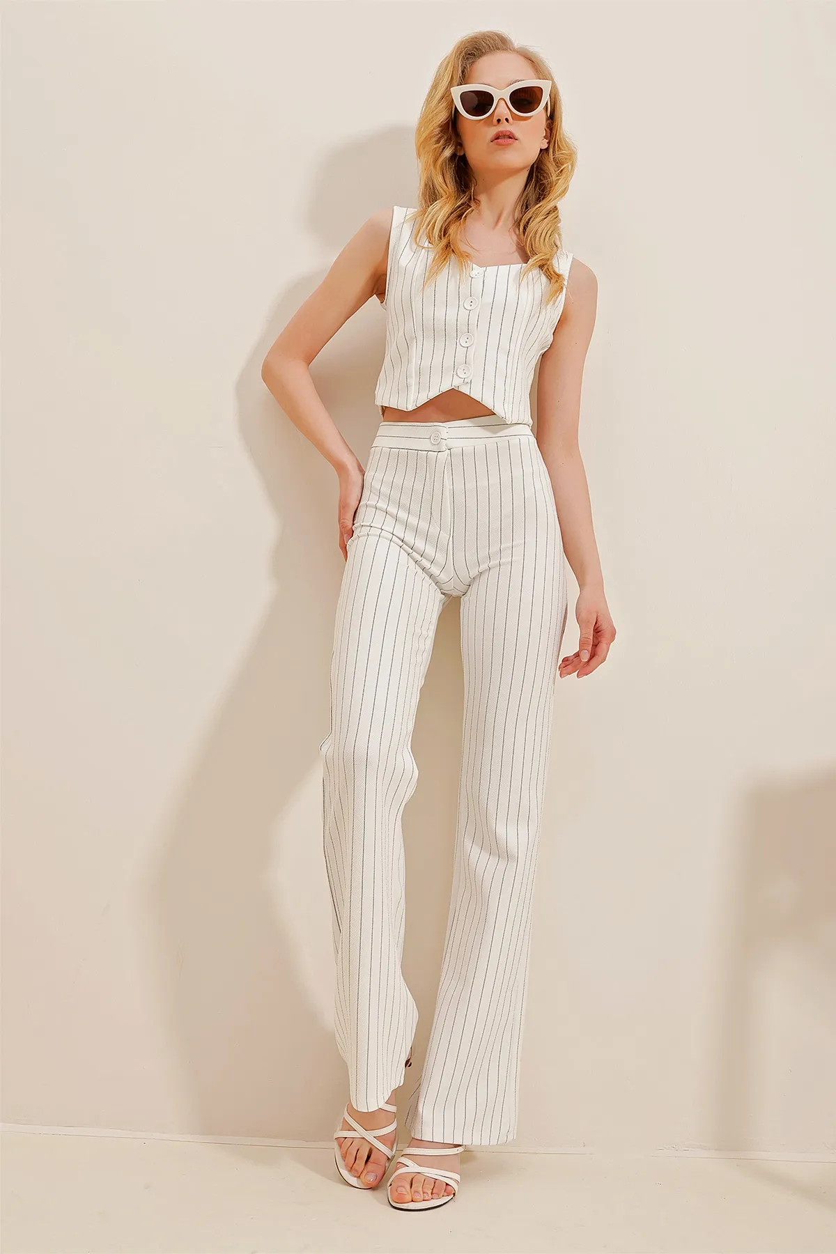 Trend Alaçatı Stili  Weiß gestreifte Damenhose ALC-X10112