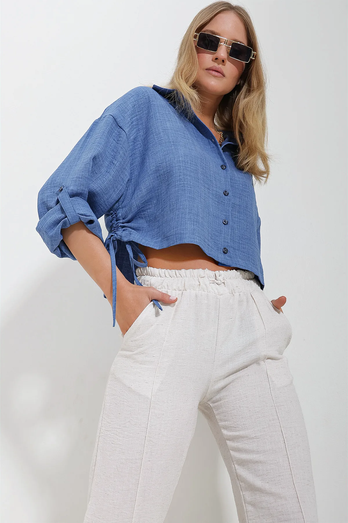 Trend Alaçatı Stili  Blaues, seitlich gerafftes Melange-Leinen-Crop-Shirt für Damen ALC-X11625