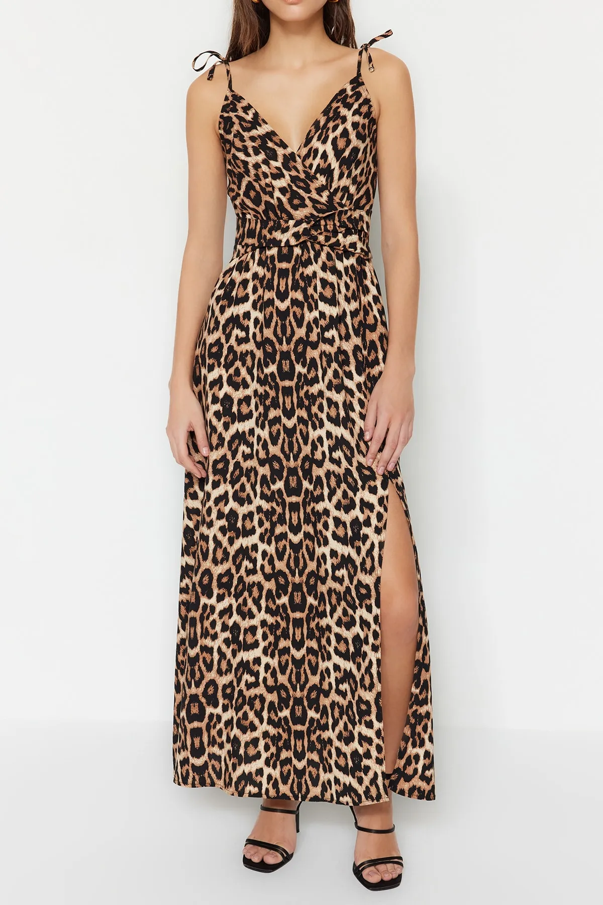 Trendyol Collection  Kamelfarbenes, gewebtes Kleid mit Maxi-Schlitz und detailliertem Leopardenmuster TWOSS23EL01892