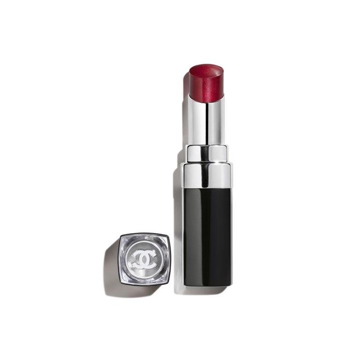 DER FEUCHTIGKEITSSPENDENDE, AUFPOLSTERNDE, HOCHGLÄNZENDE UND FARBINTENSIVE LIPPENSTIFT MIT LANGEM HALT
