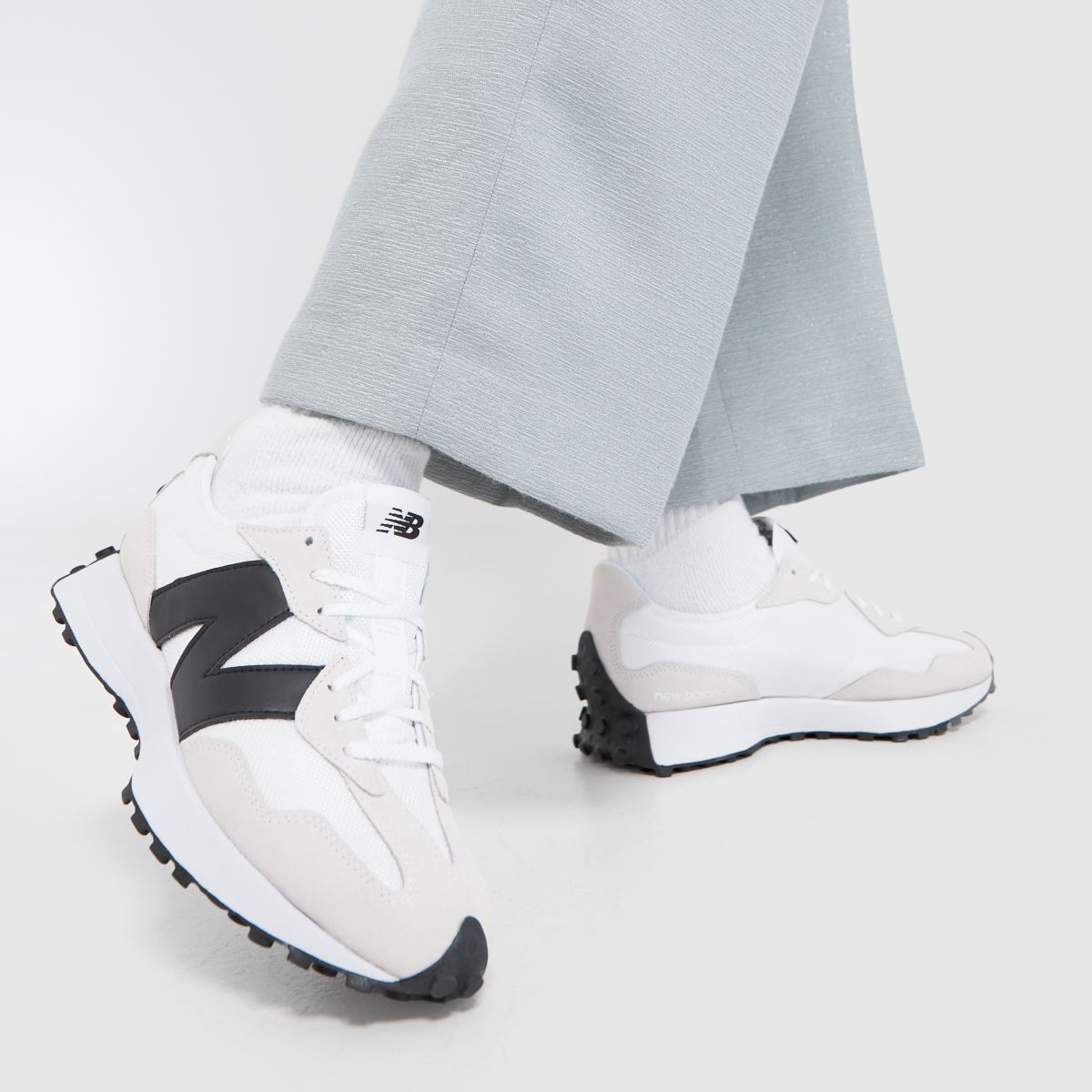 New Balance 327 sportcipő fehér és fekete színben