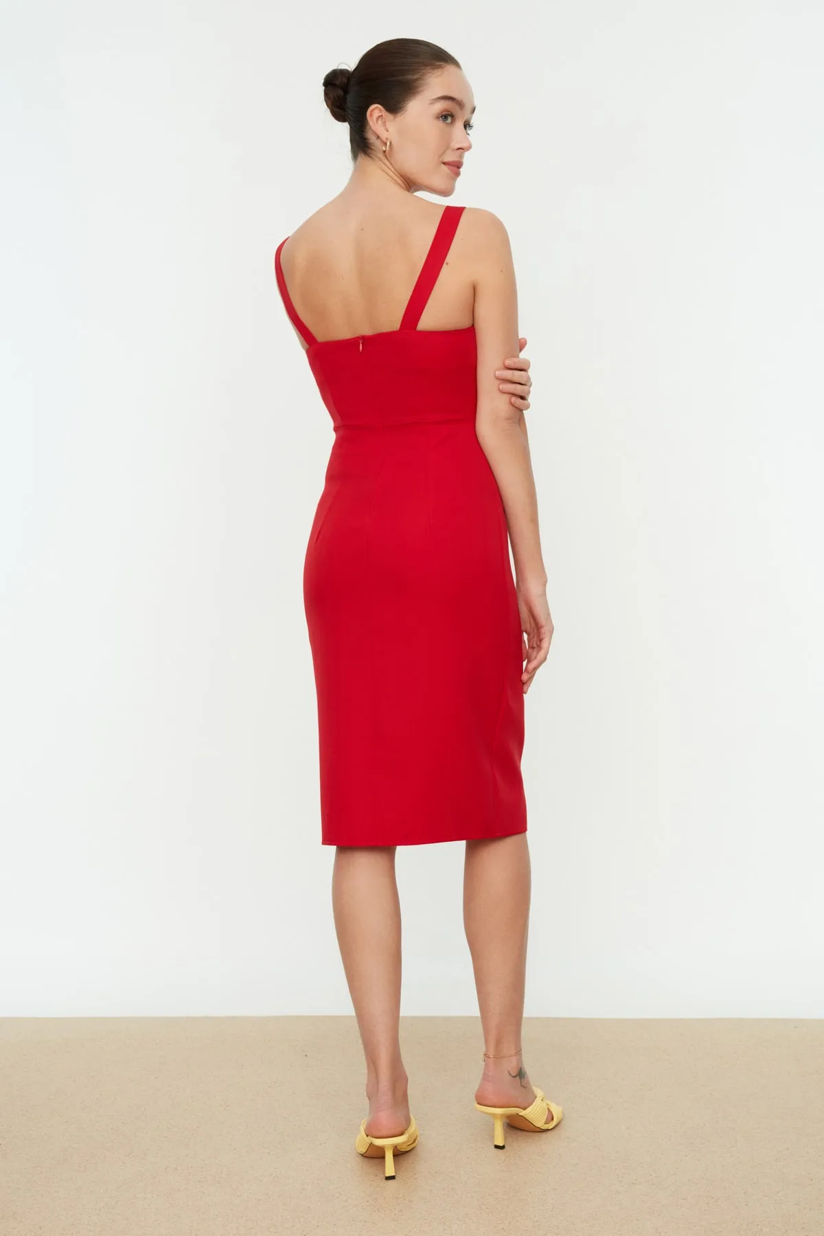 Trendyol Collection  Rotes Body-Wickelkleid mit geschlitzten Trägern und gewebtem Midikleid TWOSS19BB0216