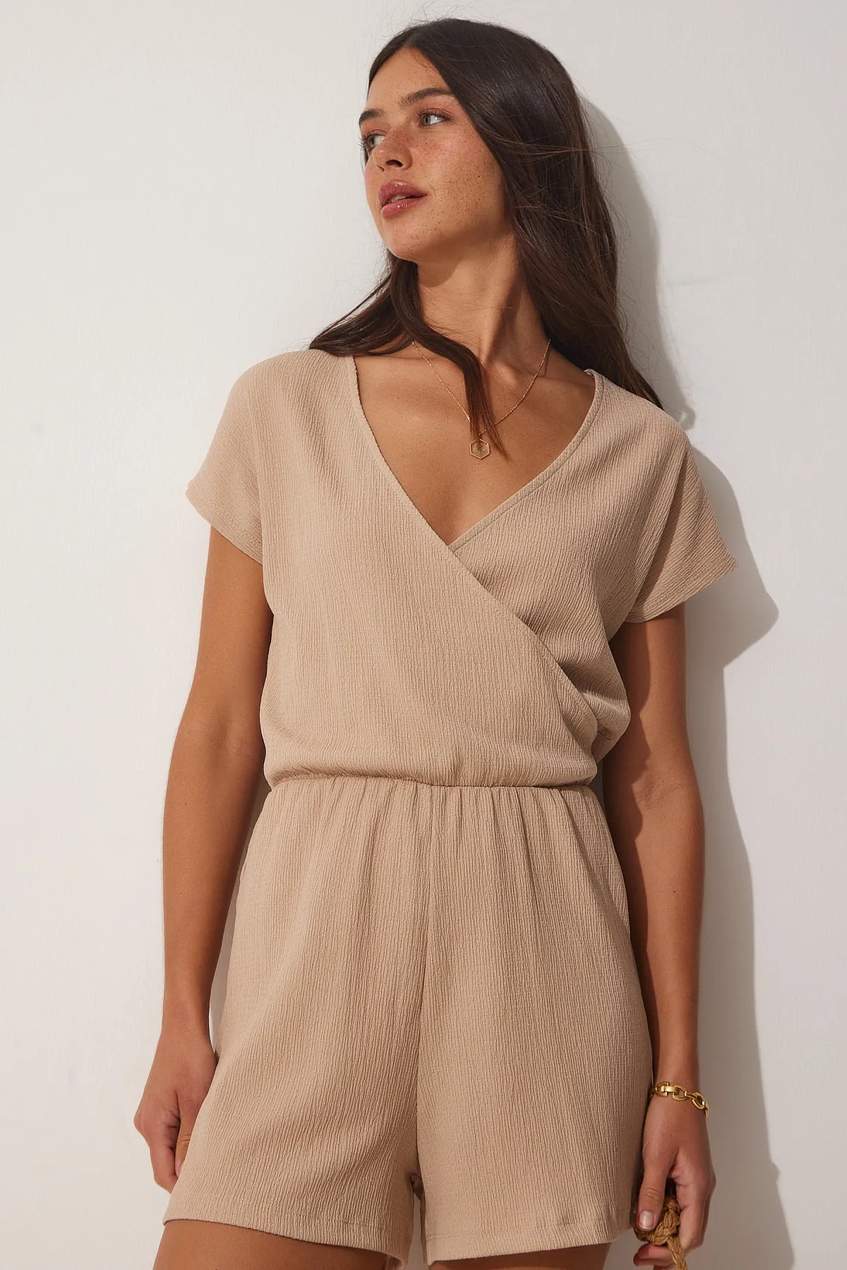 Happiness İstanbul  Kurzer Damen-Overall aus Strick mit Biscuit-Wickelkragen-Shorts UB00019