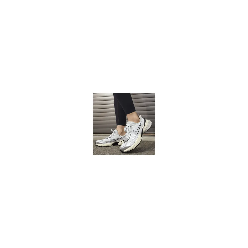Nike V2K Run FD0736-100 / weiss