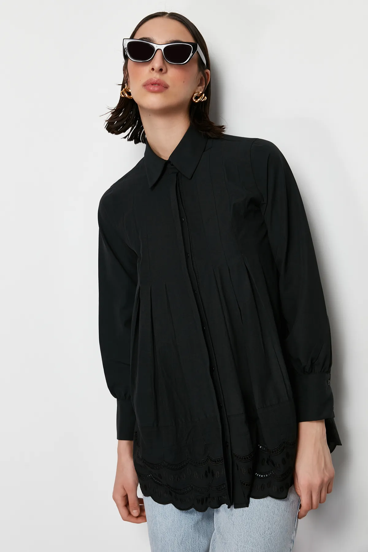 Trendyol Modest  Schwarzes Hemd aus gewebter Baumwolle mit Stickereidetails TCTSS24TG00017