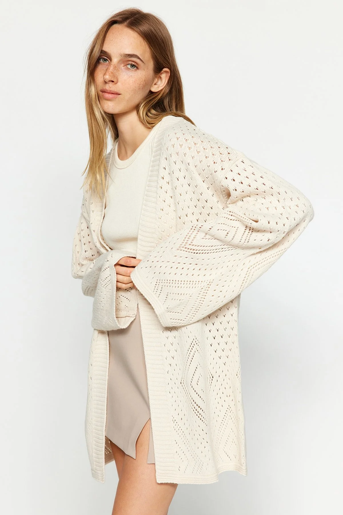 Trendyol Collection  Steinfarbene Oversize-Midi-Strickjacke mit Lochmuster TWOAW24HI00331