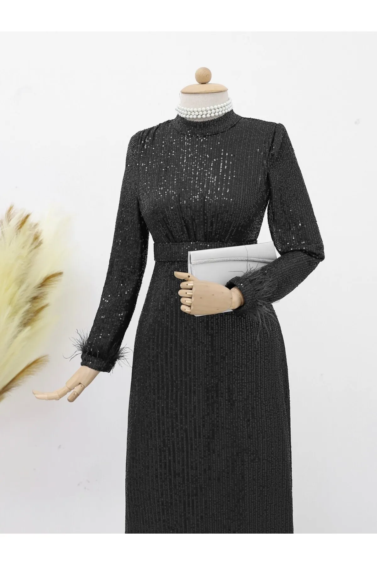Modamorfo  Pailletten-Abendkleid mit Gürtel und Federärmeldetail