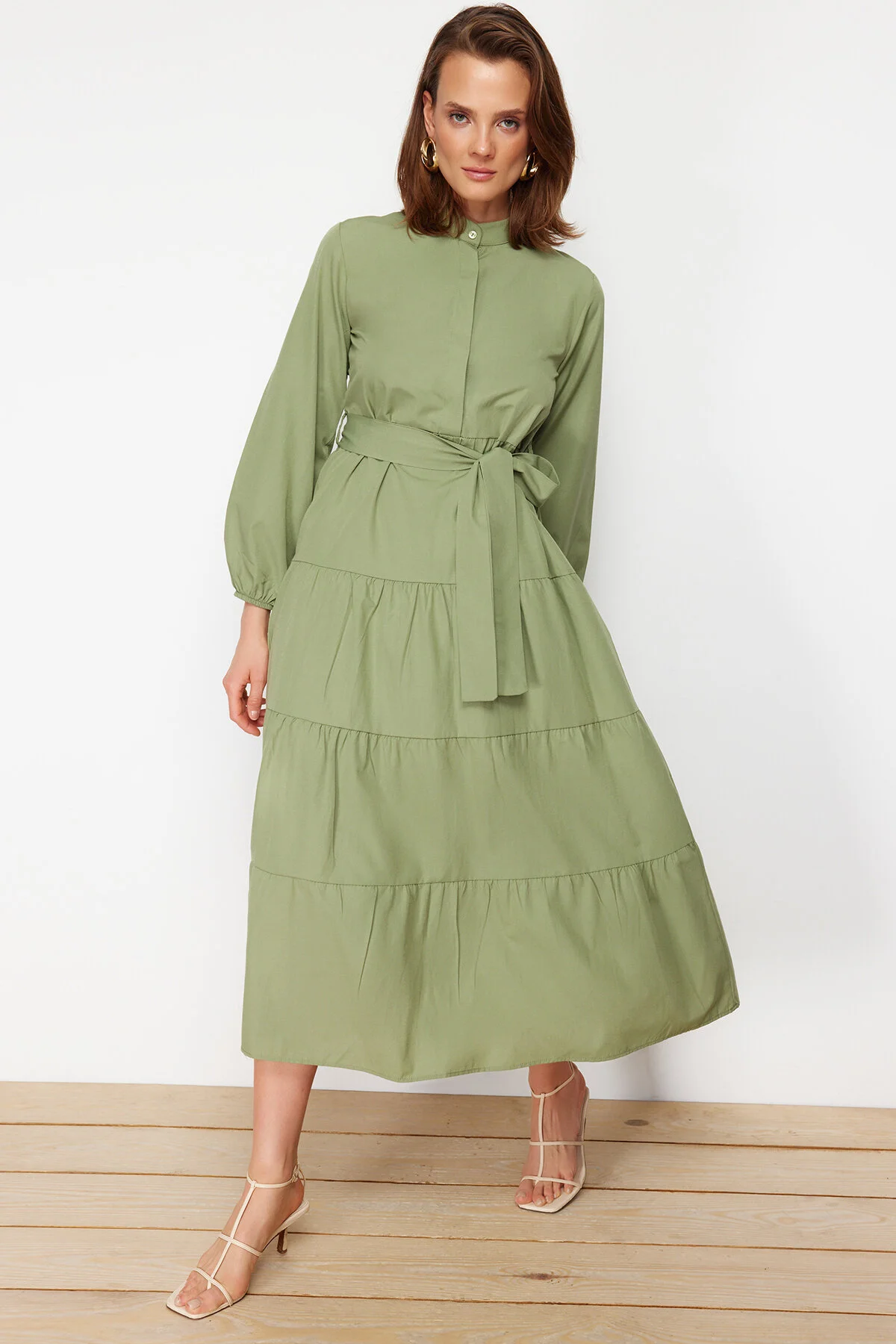 Trendyol Modest  Hellkhakifarbenes, gewebtes Kleid mit Häuptlingskragen und Knopfdetail und Gürtel TCTSS21EL3343