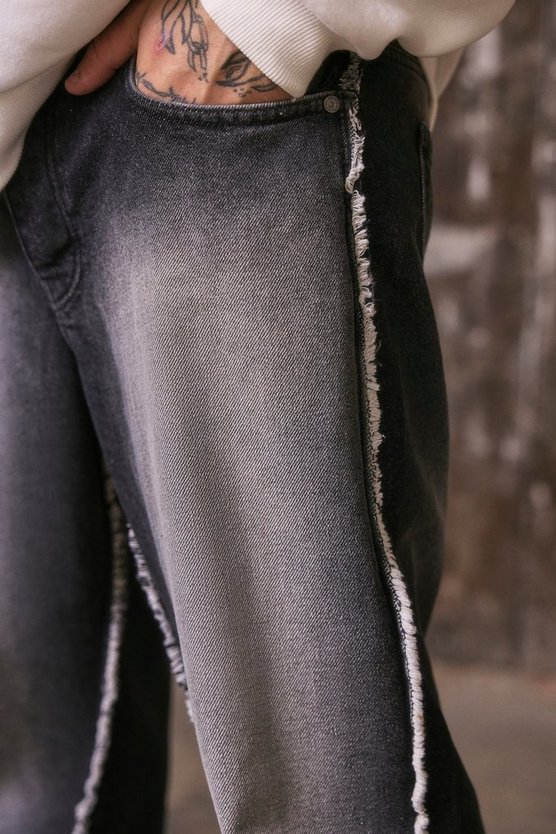 Lockere Schlagjeans mit ausgefranstem Saum