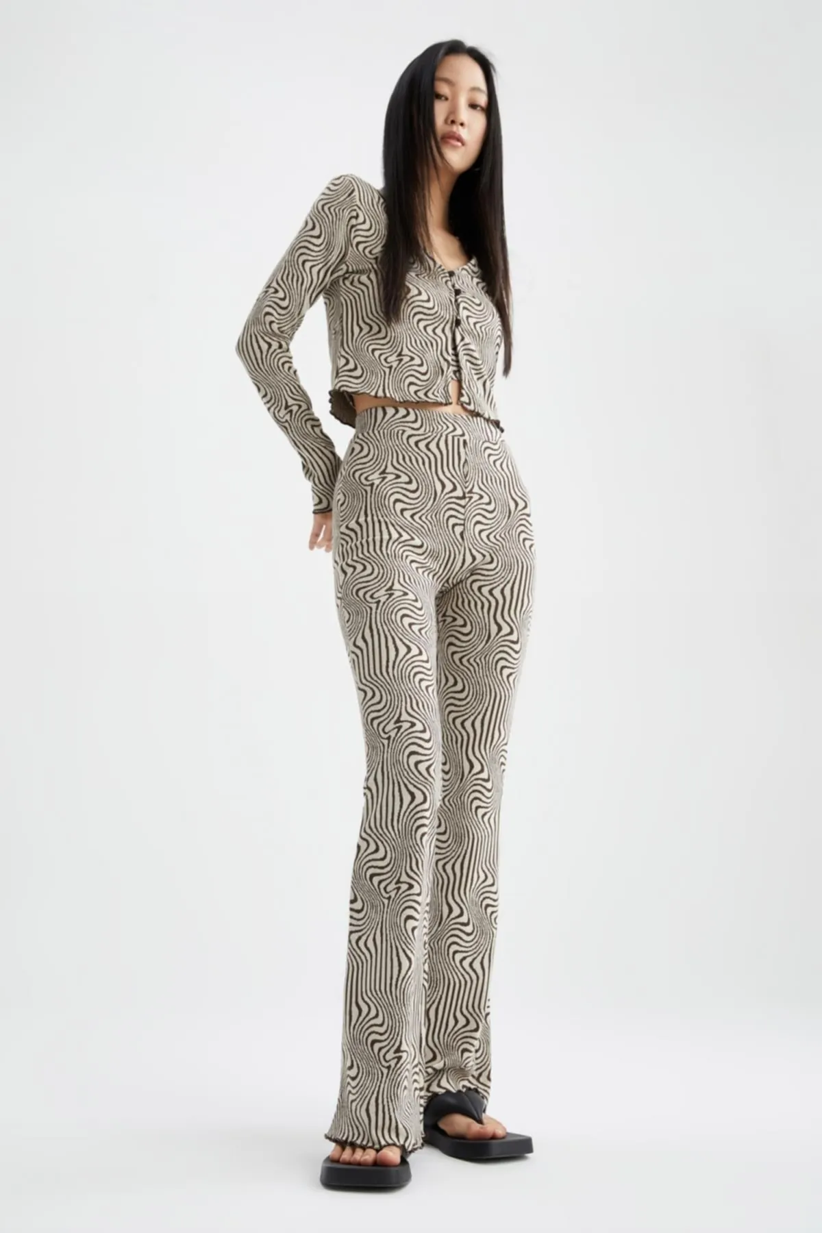DeFacto  Gemusterte Slim-Fit-Hose mit weitem Bein