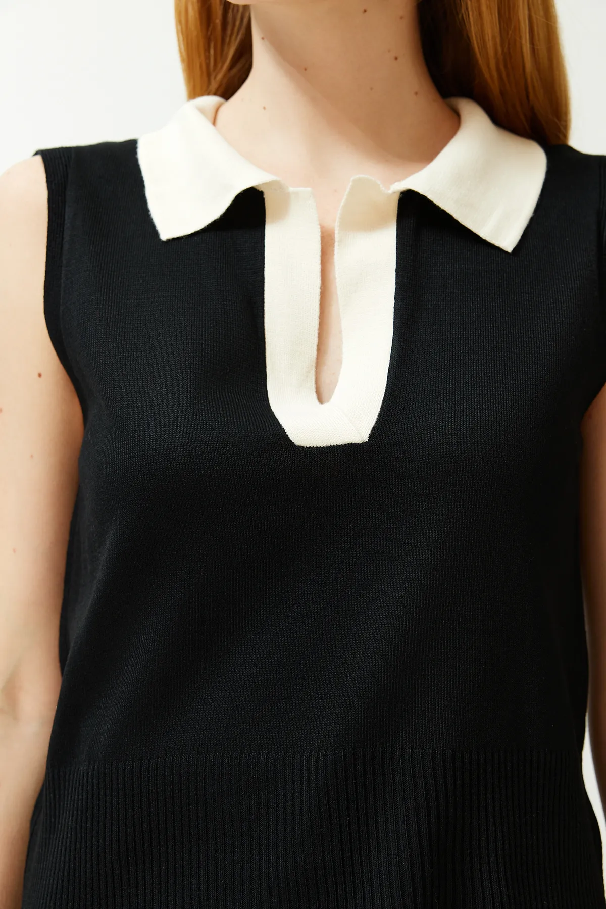 Trendyol Collection  Ecrufarbene Strickbluse im Polokragen-T-Shirt-Look TWOSS24BZ00273