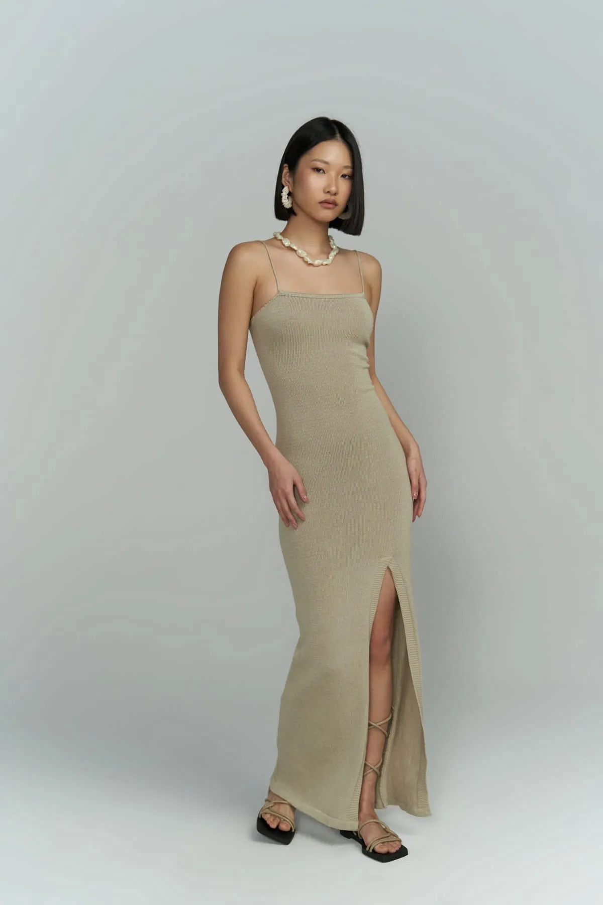 BOHEMAİ  Rückenfreies Strickkleid „Cintia“ in Stein