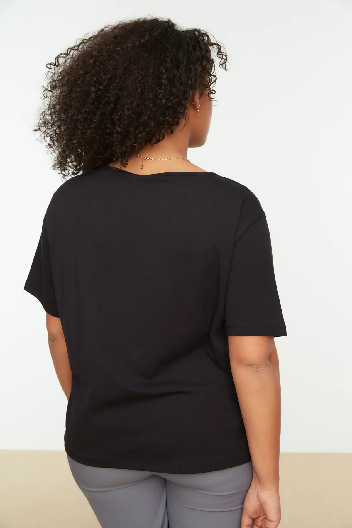 Trendyol Curve  Schwarzes Basic-Strick-T-Shirt mit V-Ausschnitt TBBSS22BF0028