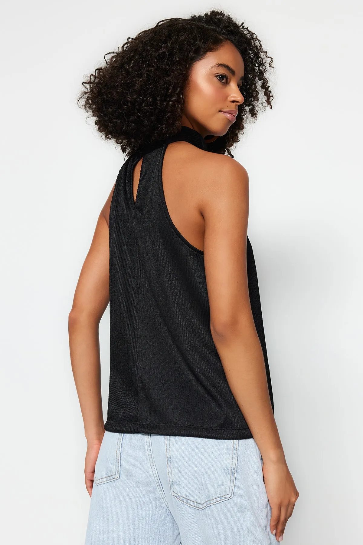 Trendyol Collection  Schwarze, plissierte Strickbluse mit hohem Kragen TWOSS23BZ00952
